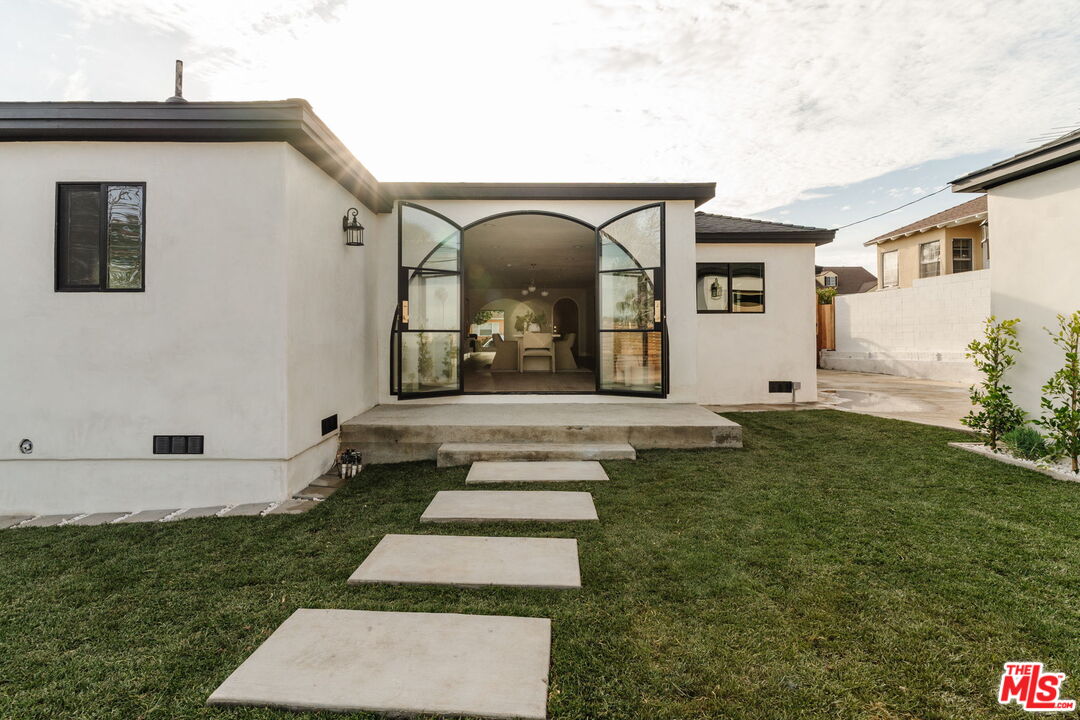5168 Southridge Avenue Los Angeles, CA 90043 - Photo 51 of 74 a front view of a house with garden