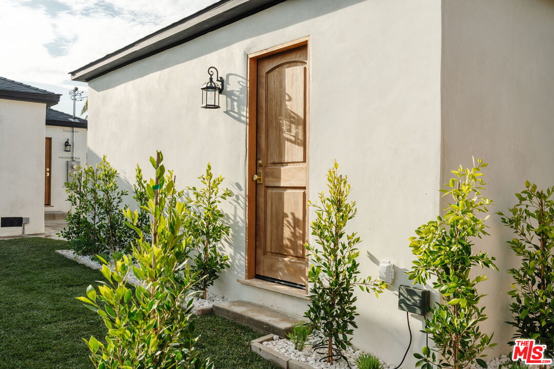 5168 Southridge Avenue Los Angeles, CA 90043 - Photo 57 of 74 a plant that is in front of a house