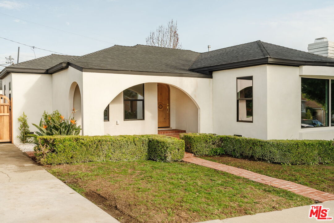 5168 Southridge Avenue Los Angeles, CA 90043 - Photo 63 of 74 a front view of a house with garden