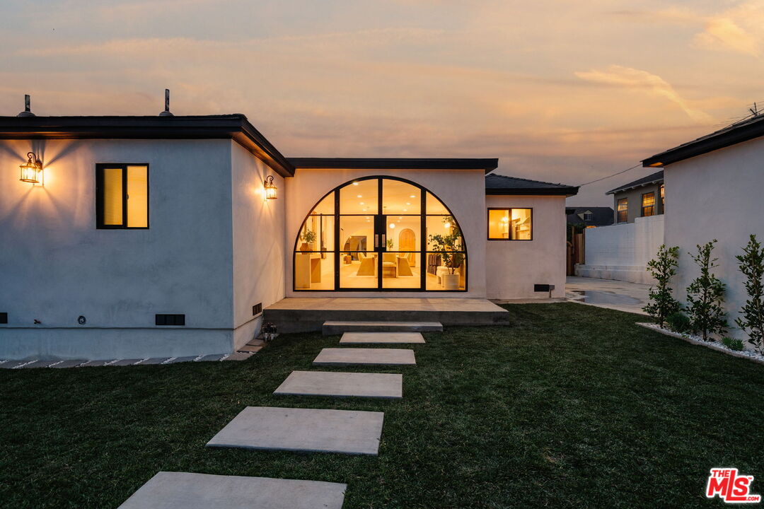 5168 Southridge Avenue Los Angeles, CA 90043 - Photo 69 of 74 a house view with a garden space