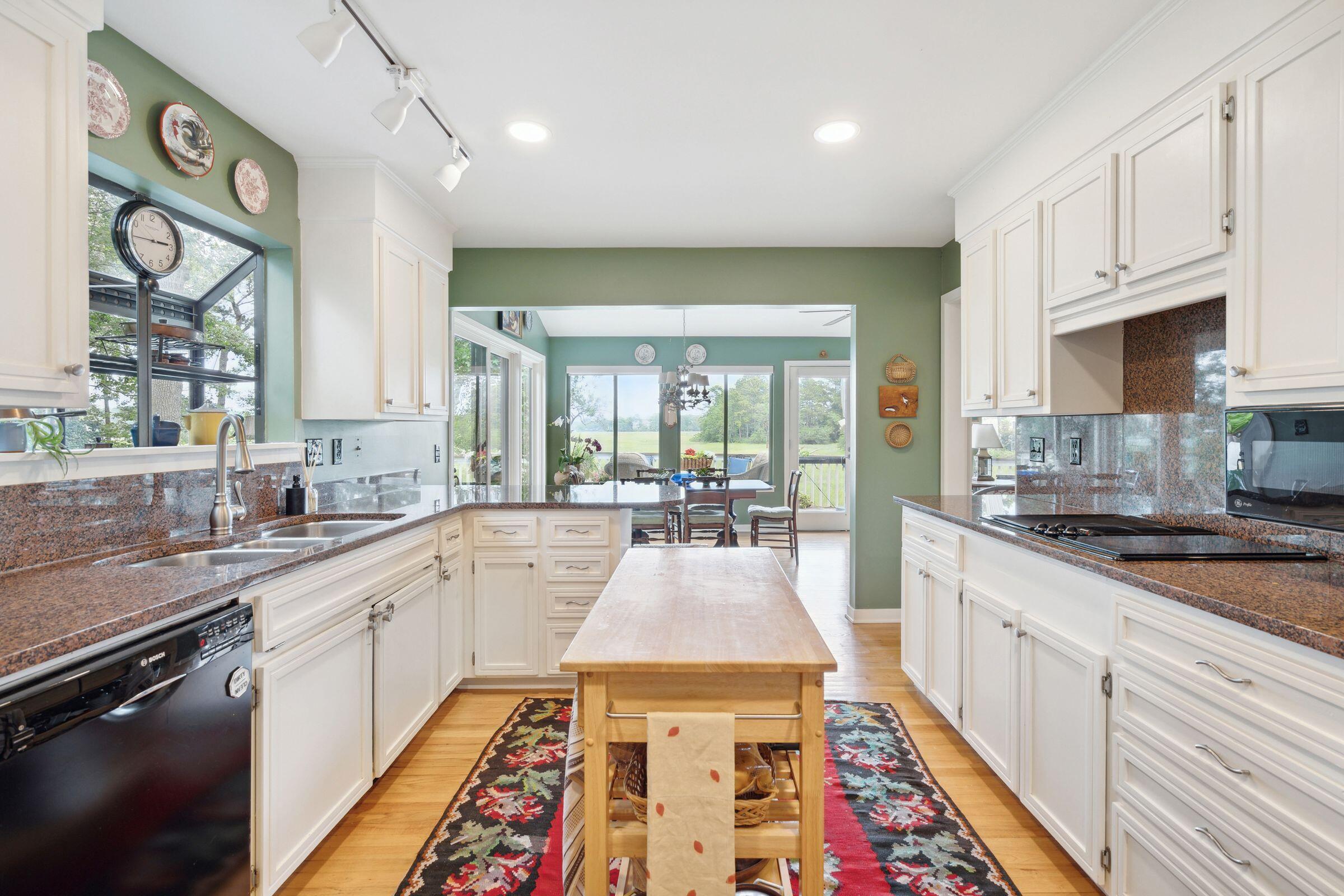 586 East Hobcaw Drive Mount Pleasant, SC 29464 - Photo 21 of 54 586EHobcawDr-KeenEyeMarketing-014