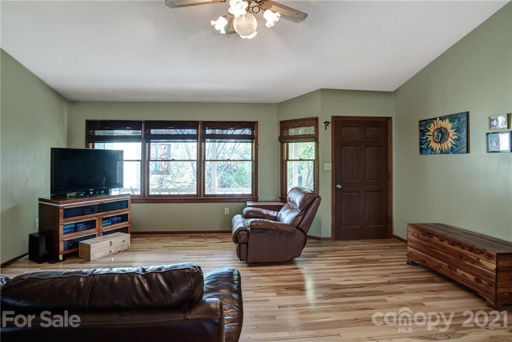 86 Alexander Road Weaverville, NC 28787 - Photo 4 of 44 Gallery Image 4