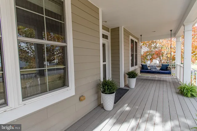 a view of a house with yard and plants