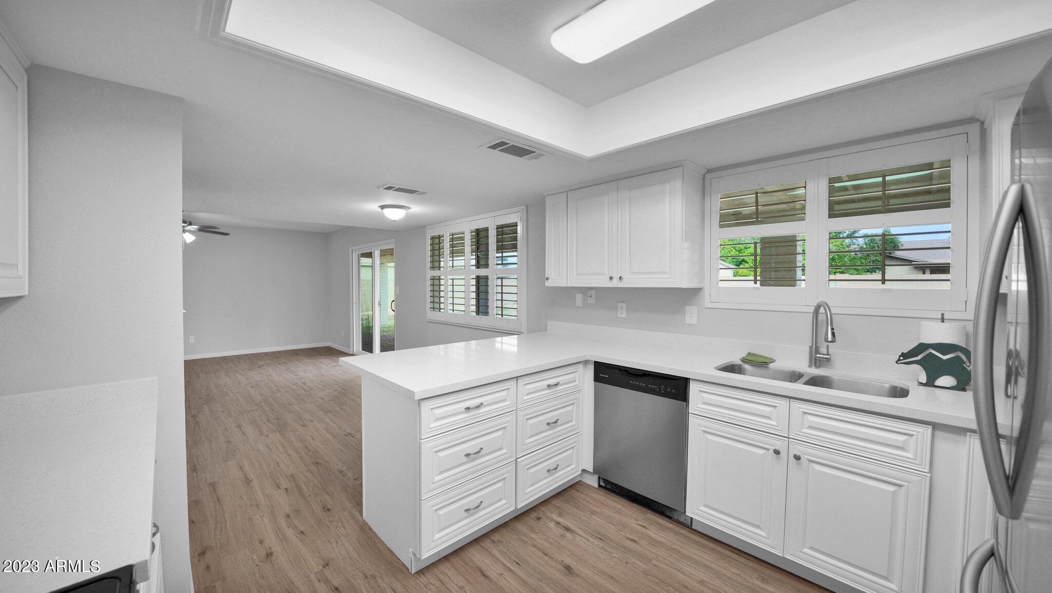 3730 West Grandview Road Phoenix, AZ 85053 - Photo 5 of 30 011 KItchen