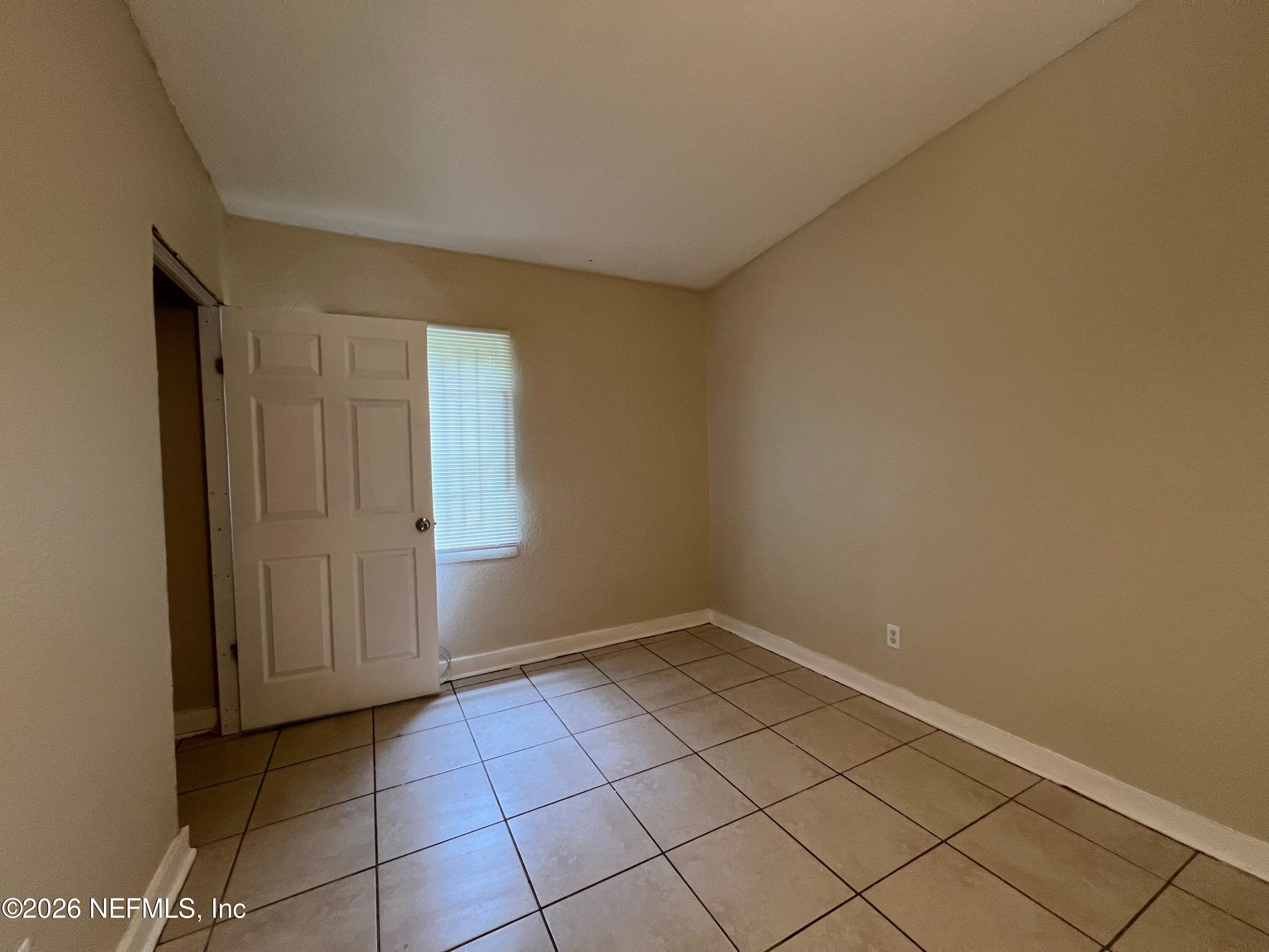 5559 Verbena Road Jacksonville, FL 32209 - Photo 5 of 8 8-Sep 05, 2024 19-02-13-pmSx