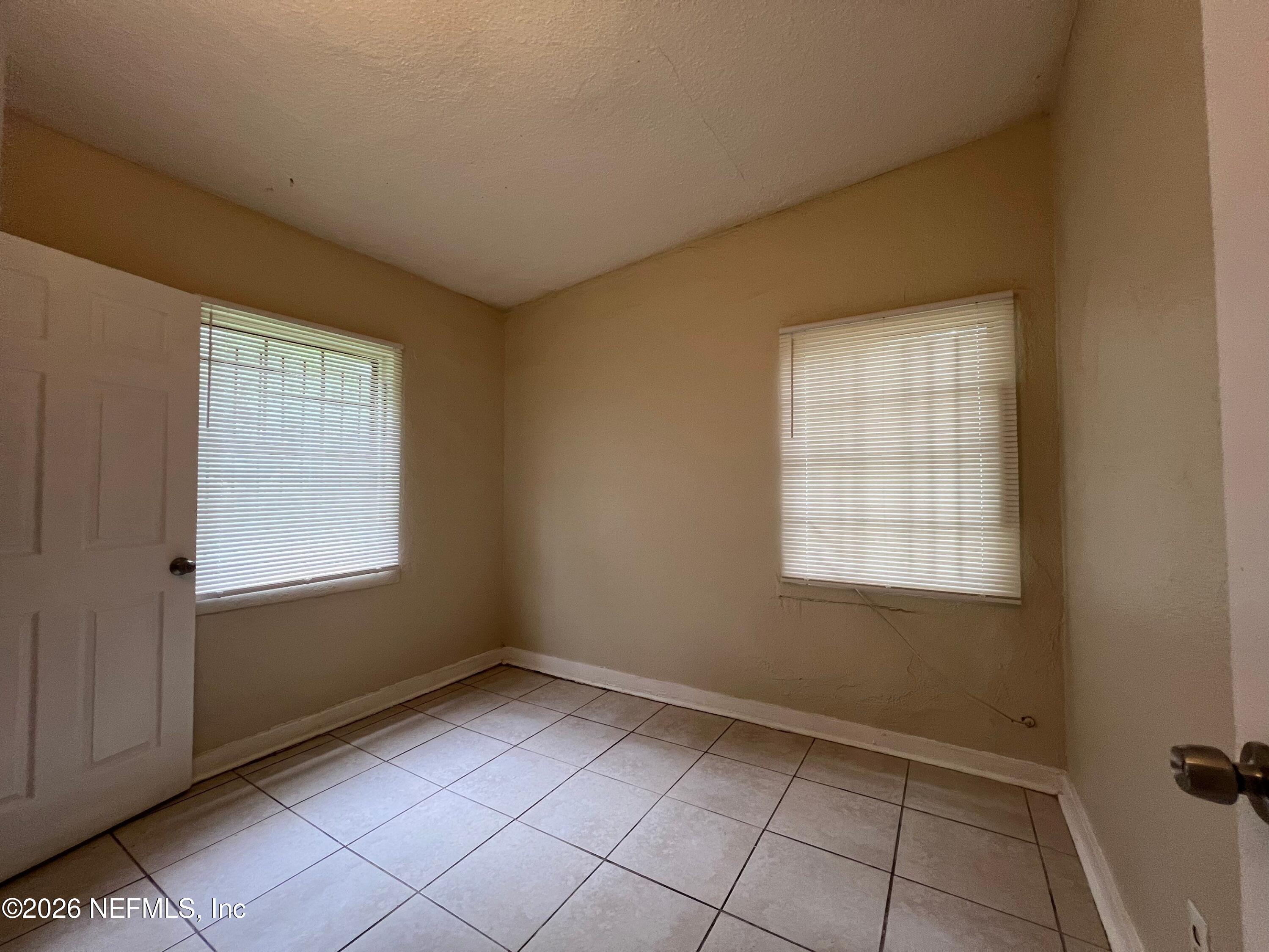 5559 Verbena Road Jacksonville, FL 32209 - Photo 6 of 8 11-Sep 05, 2024 19-03-10-5j4A