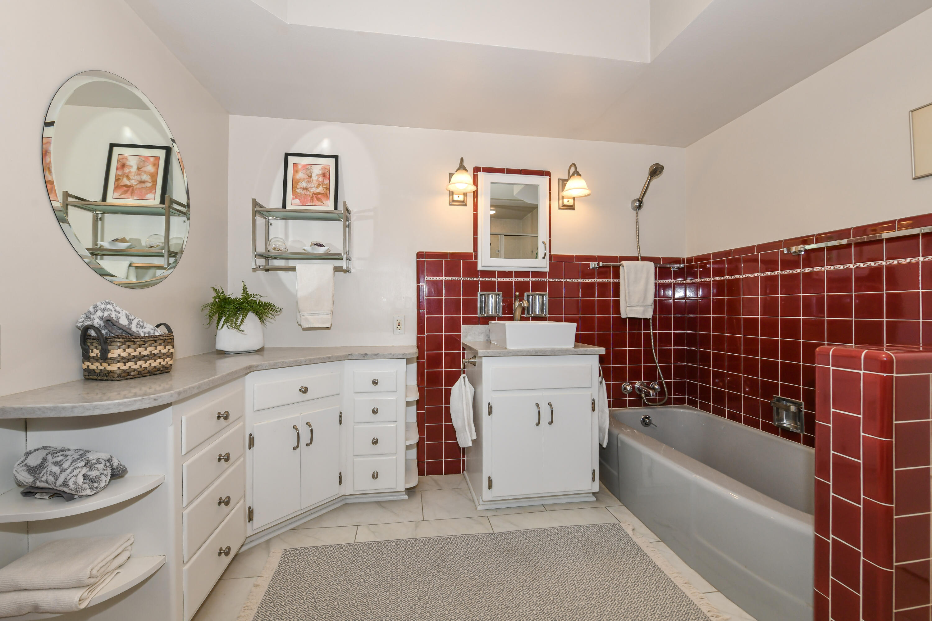 9740 West Center Street Milwaukee, WI 53222 - Photo 24 of 49 Pristine Retro Bathroom