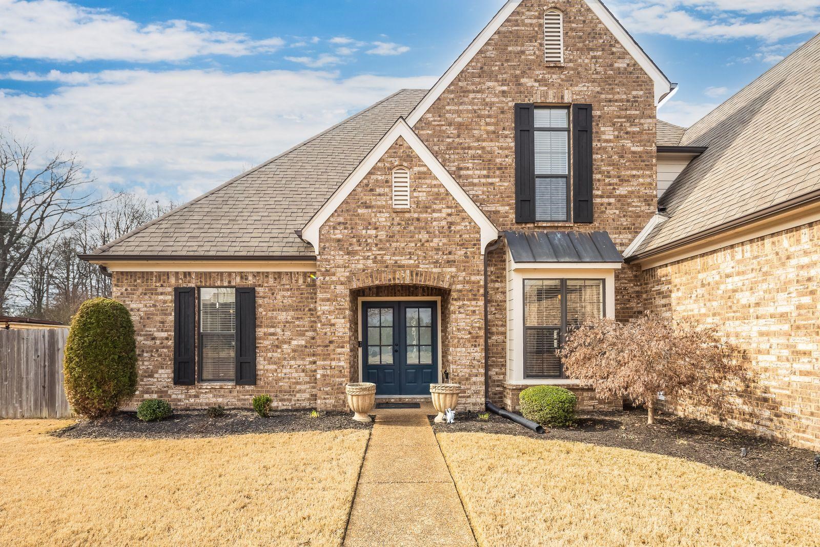 6247 Willow Walk Way Arlington, TN 38002 - Photo 6 of 40 a view of a brick house with large windows