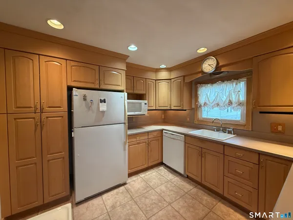 $3,200 | 59 Addison Street, Waterbury, CT 06708