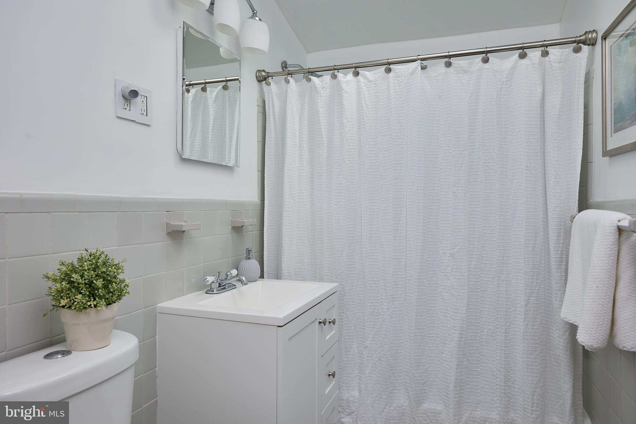 11530 Highview Avenue Silver Spring, MD 20902 - Photo 16 of 27 Main level full bath