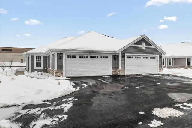 $402,900 | 520 Hunter Oaks Boulevard, Unit 801, Watertown, WI 53094