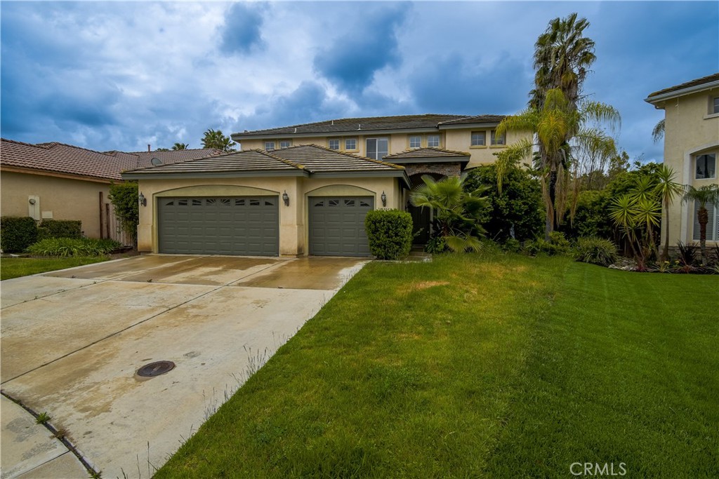 a view of a house with a backyard