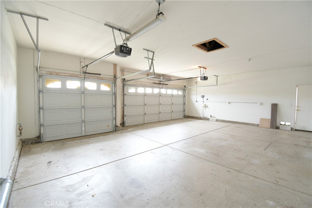 39705 Primrose Circle Murrieta, CA 92563 - Photo 31 of 31 a view of a garage