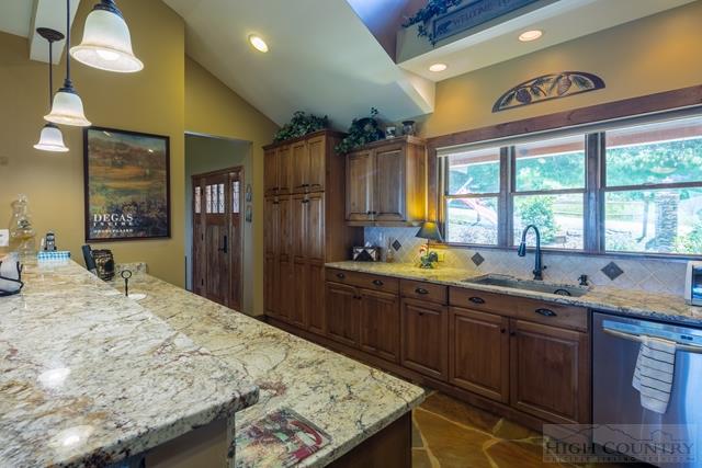 112 Hummingbird Road Beech Mountain, NC 28604 - Photo 4 of 35 Gallery Image 4