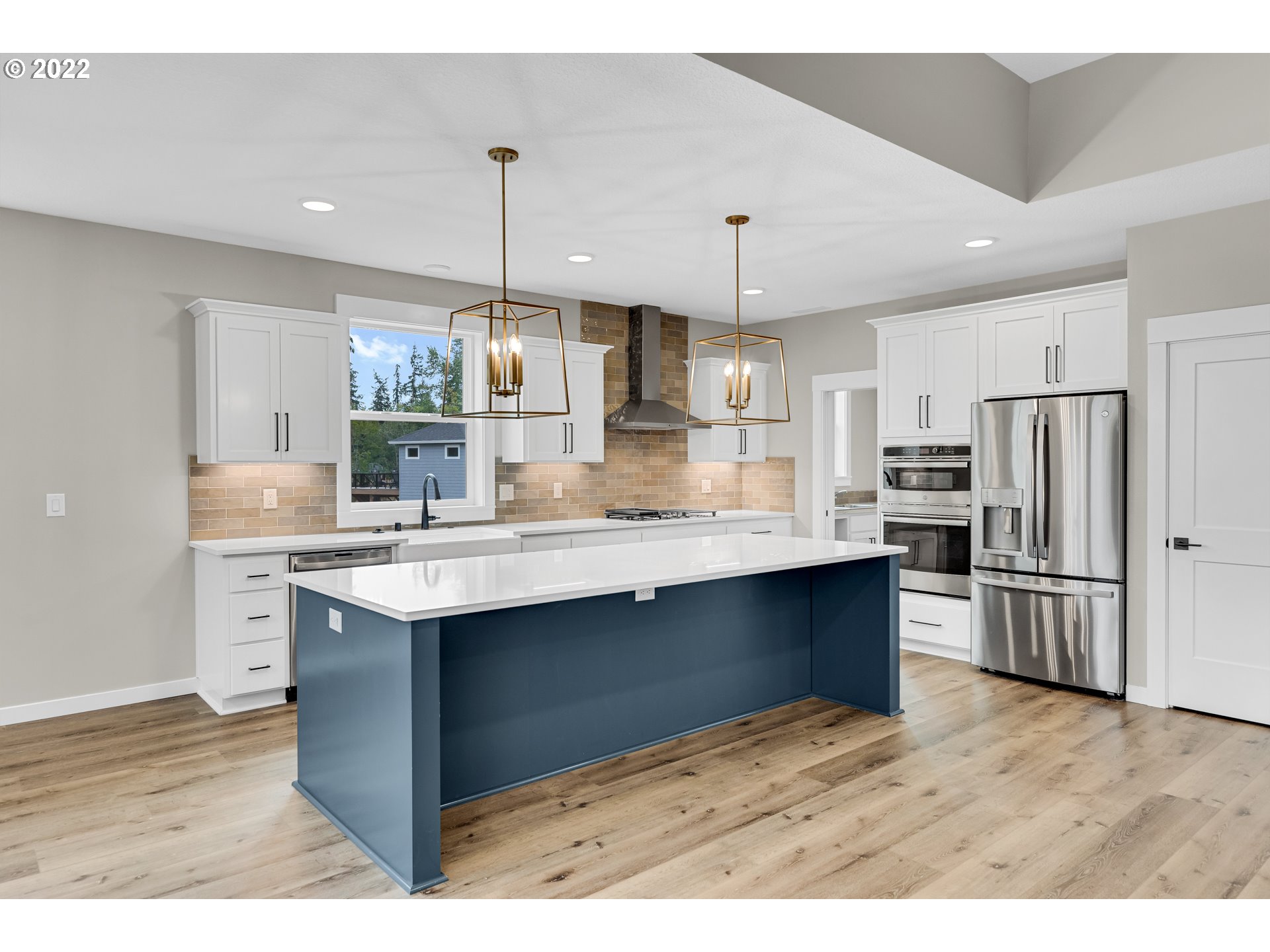 4118 South Hay Field Circle Ridgefield, WA 98642 - Photo 5 of 19 a kitchen with stainless steel appliances a sink stove and refrigerator