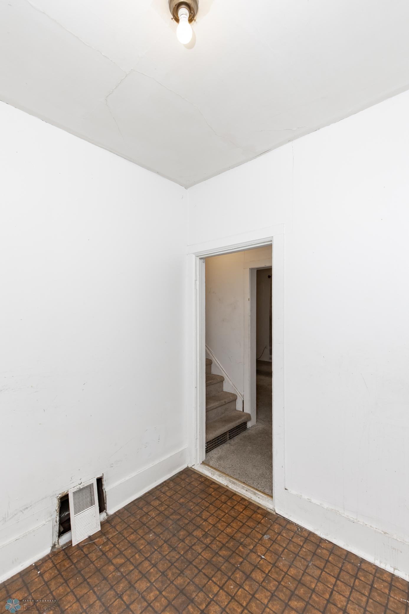 601 10th Street South Fargo, ND 58103 - Photo 9 of 35