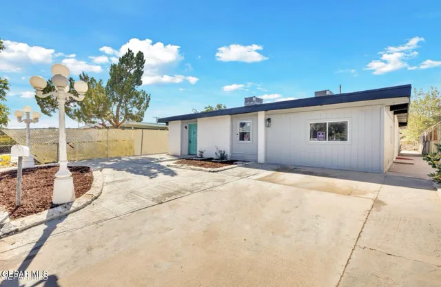 a view of a house with a backyard