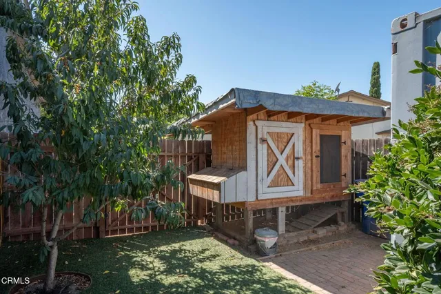 a picture of a wall with a picture of a wall