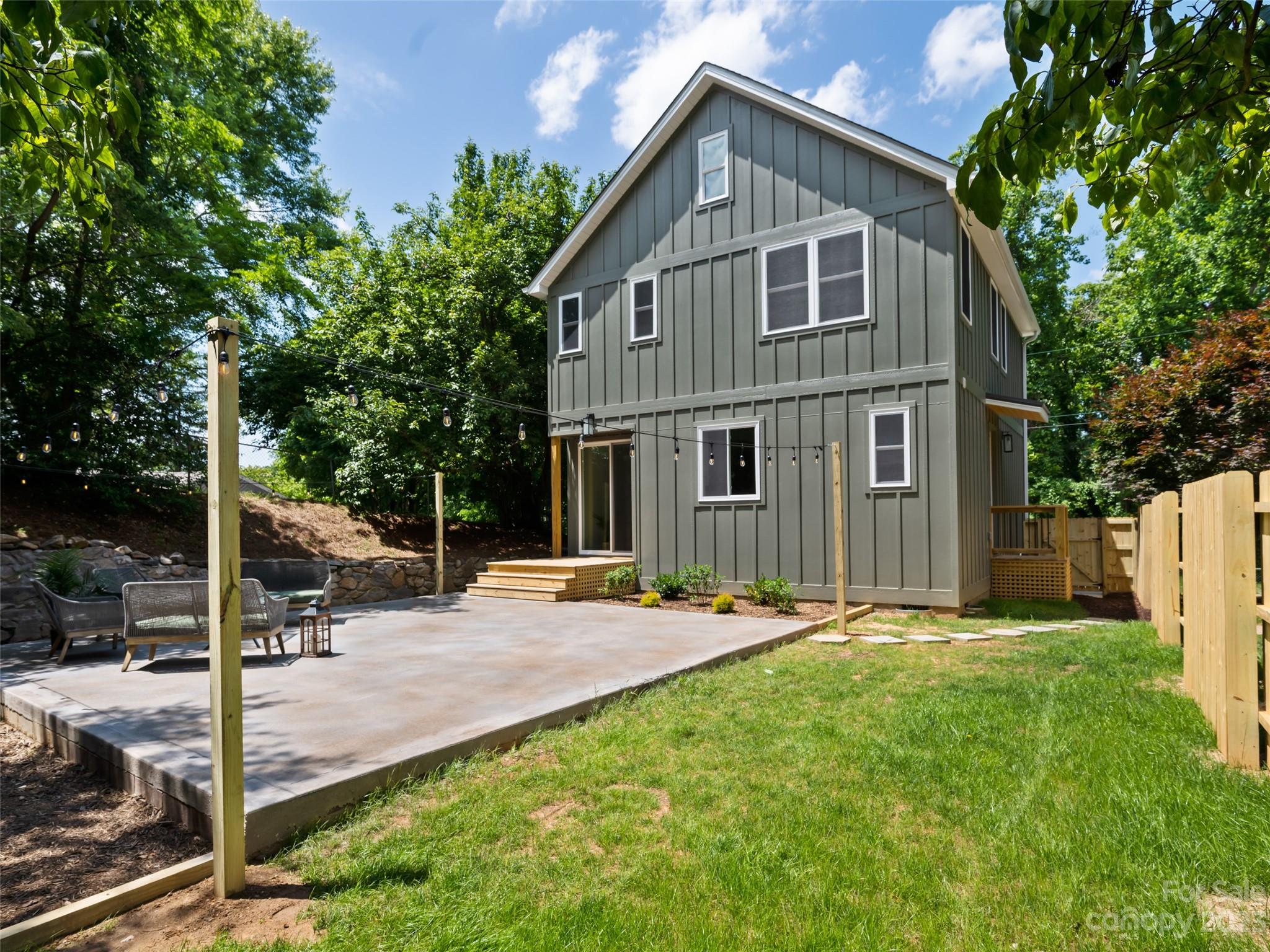 67 Raleigh Road Asheville, NC 28803 - Photo 37 of 43 a backyard of a house with table and chairs