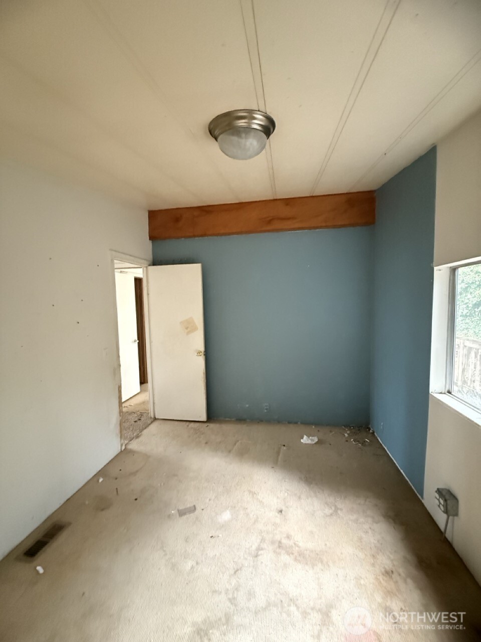14003 70th Street East Sumner, WA 98390 - Photo 13 of 20 an empty room with a window
