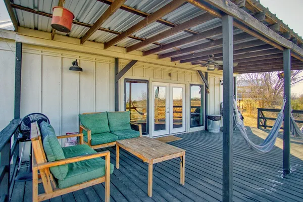 a view of a backyard