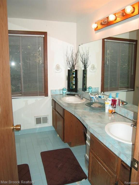 1406 Springwood Lane Rochester Hills, MI 48309 - Photo 22 of 25