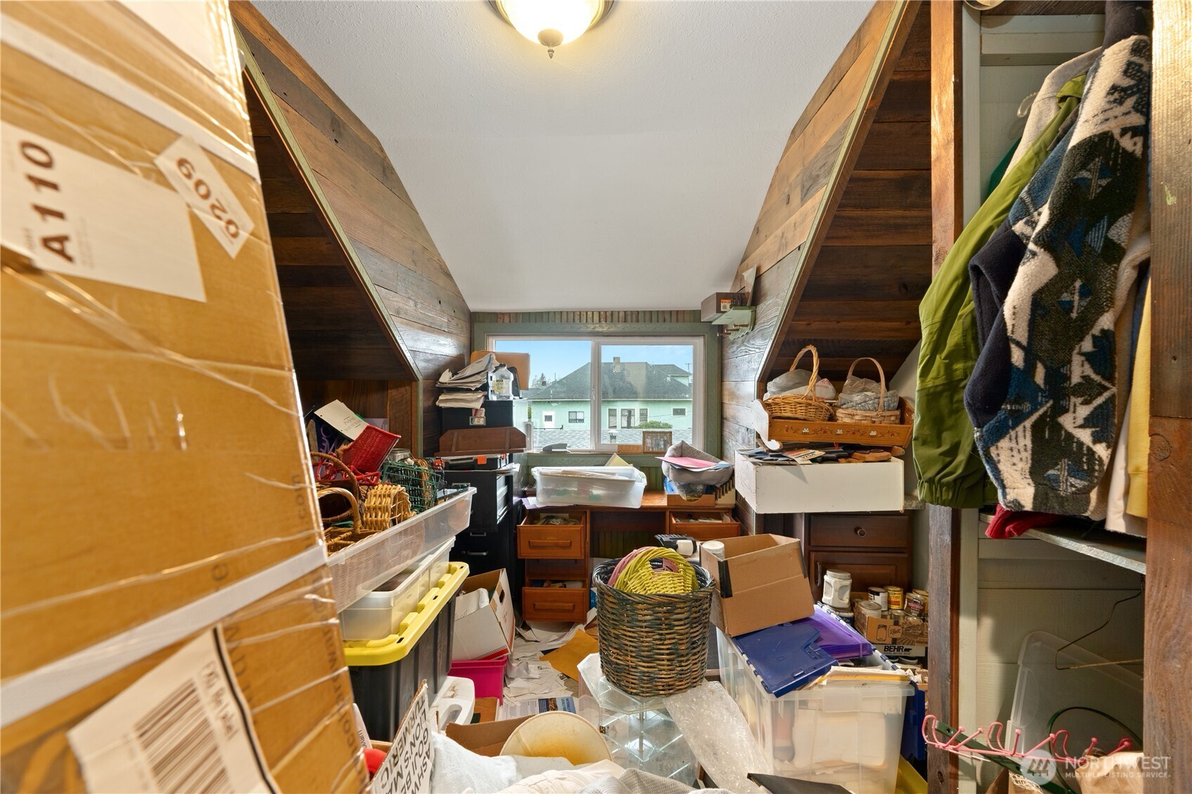 219 East Curtis Street Aberdeen, WA 98520 - Photo 20 of 29 a room with musical instruments