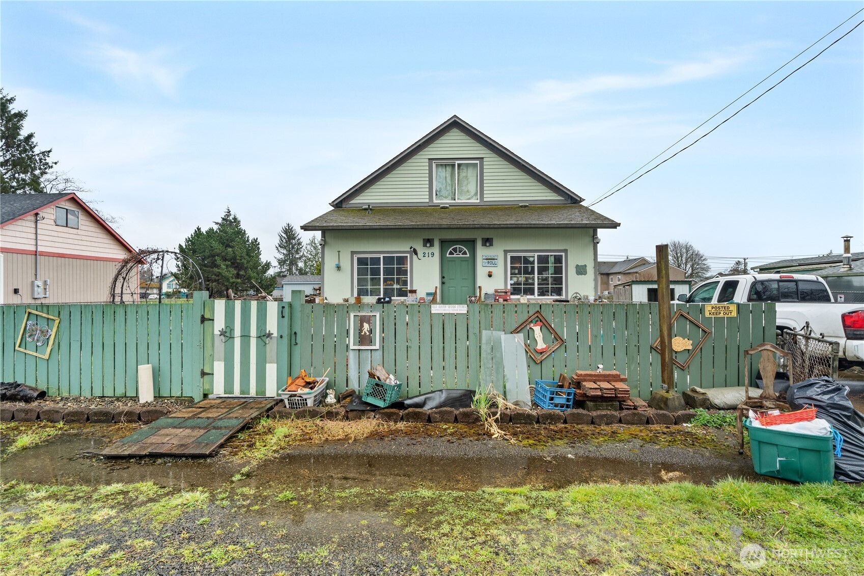 219 East Curtis Street Aberdeen, WA 98520 - Photo 2 of 29 a front view of a house with a yard and lake view