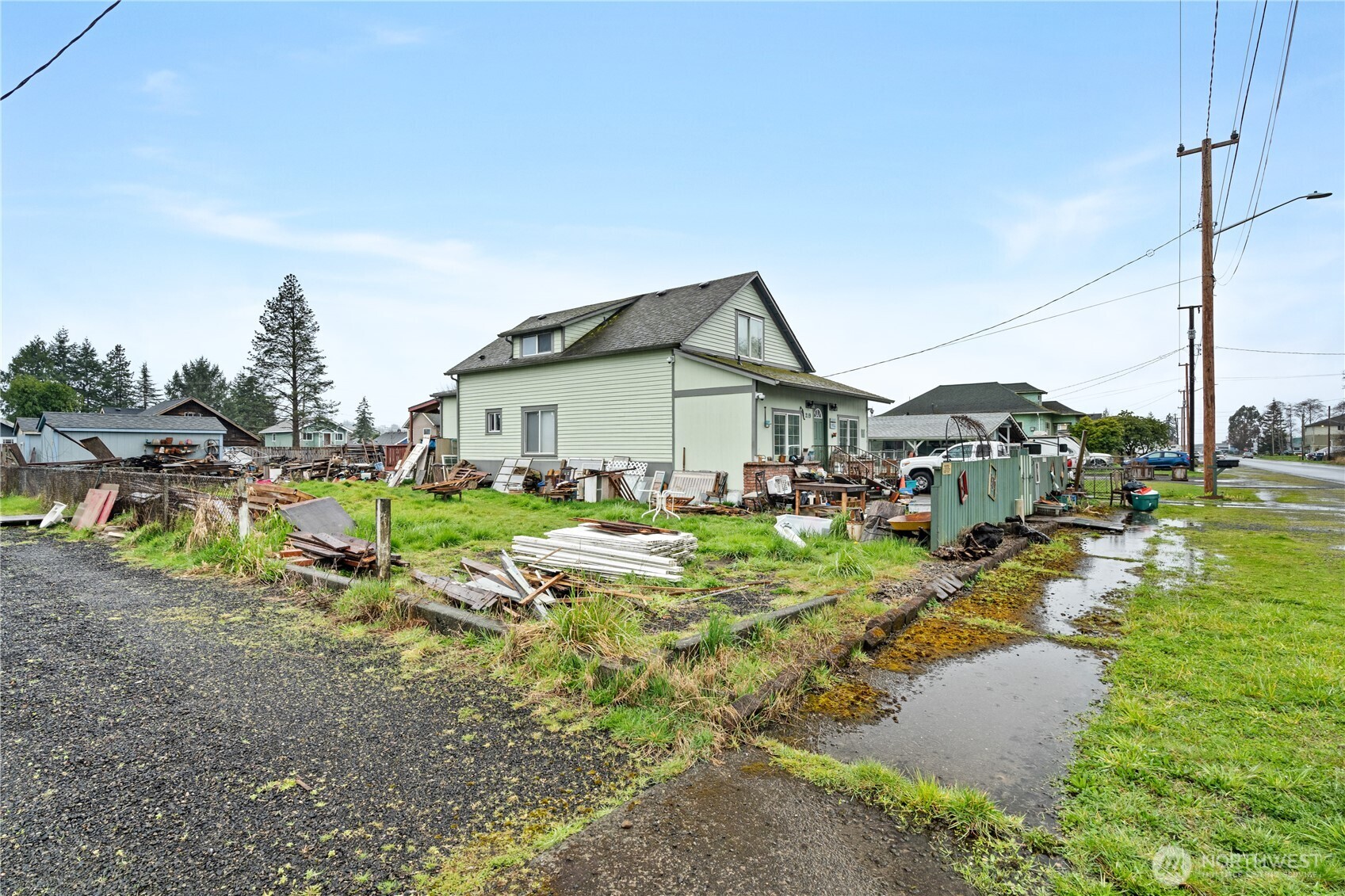219 East Curtis Street Aberdeen, WA 98520 - Photo 24 of 29 a view of a house with garden
