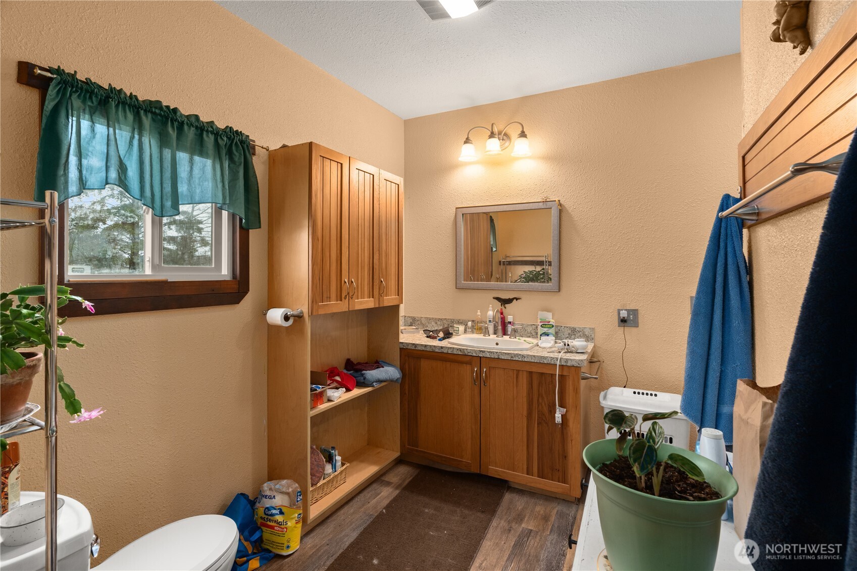 219 East Curtis Street Aberdeen, WA 98520 - Photo 7 of 29 a bathroom with a sink toilet and tub