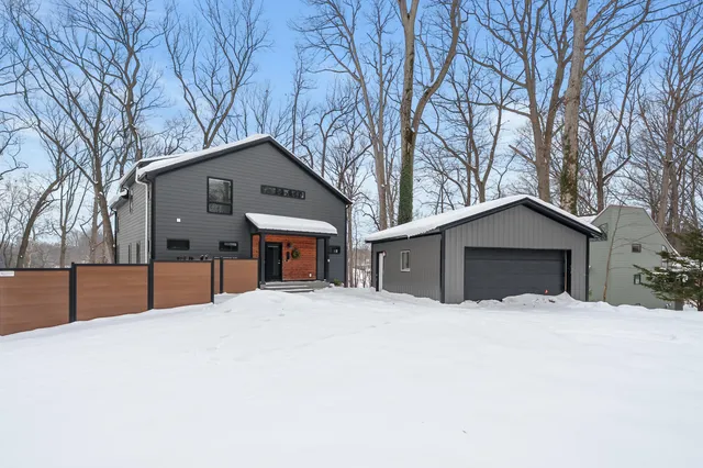 $1,125,000 | 130 Singer Lake Trail, Baroda, MI 49101