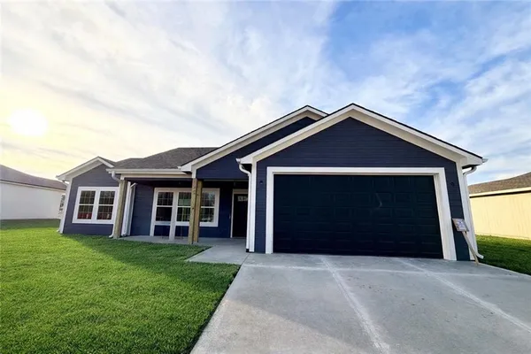 $287,500 | 1302 Northeast Sequoia Court, Oak Grove, MO 64075