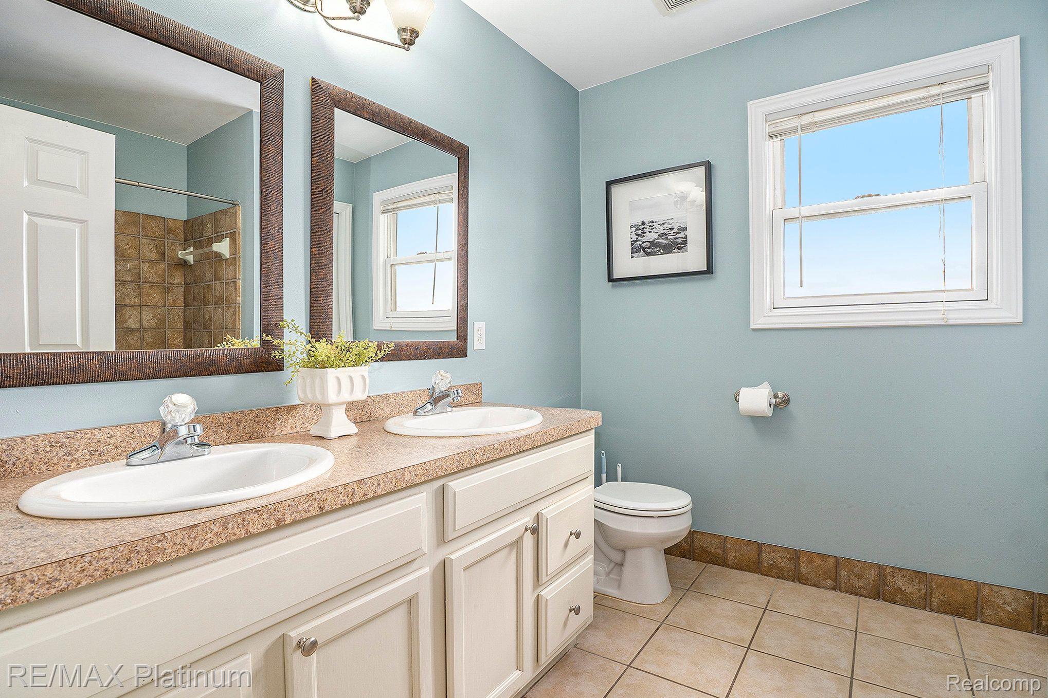 1112 Thorn Ridge Drive Howell, MI 48843 - Photo 16 of 30 Second Floor Full Bath