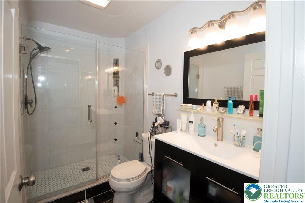 112 Freedom Court Bethlehem, PA 18020 - Photo 9 of 16 a bathroom with a sink toilet and shower