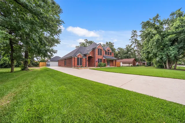 a view of house with garden