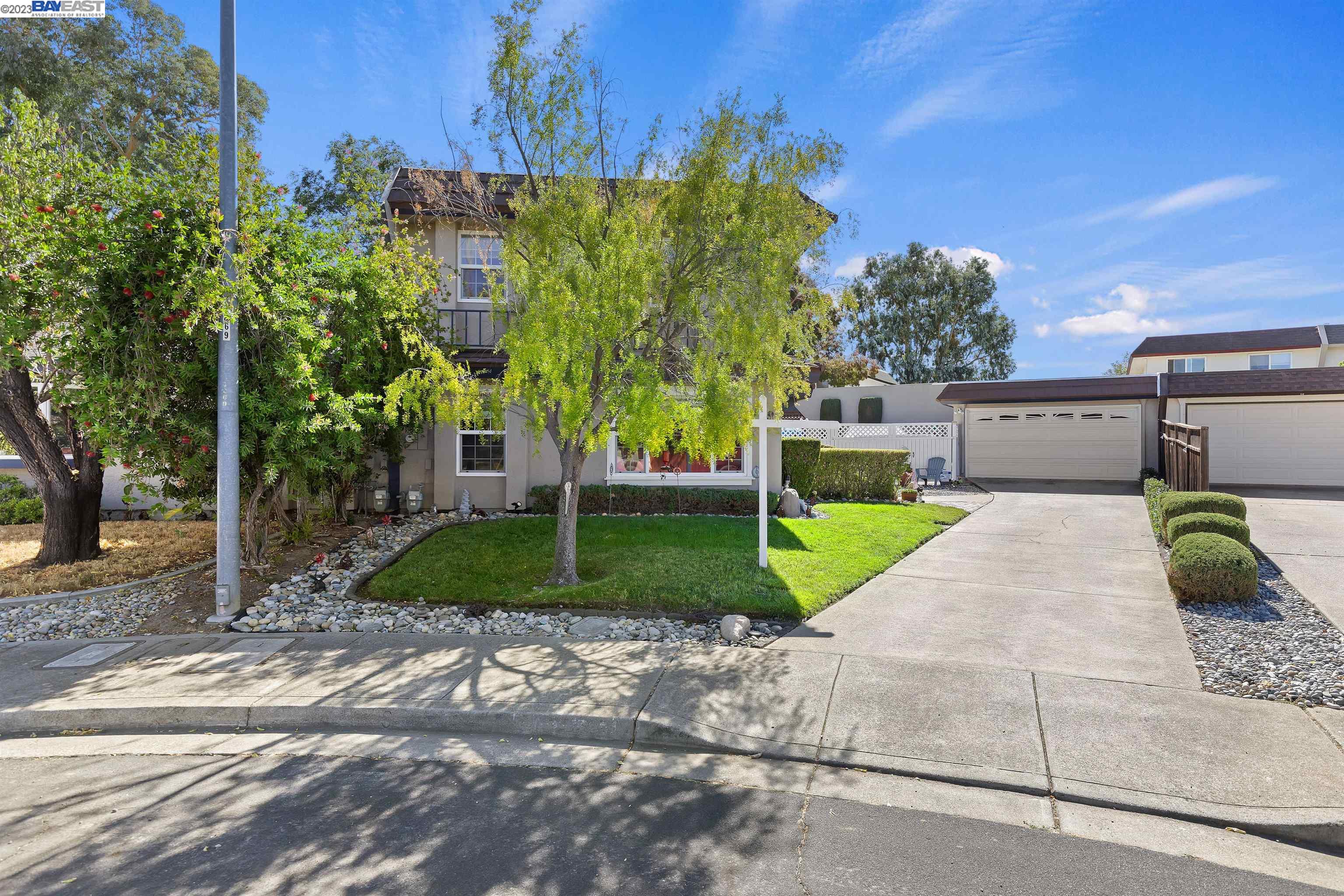 a view of a back yard