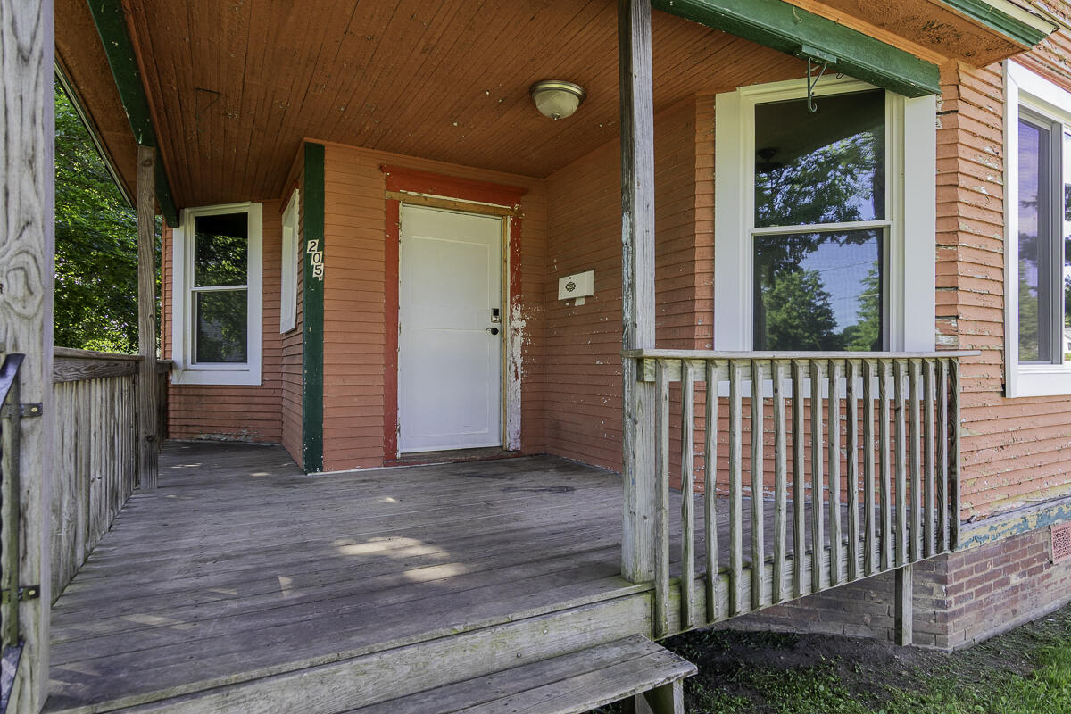 205 West Sherwood Street Decatur, MI 49045 - Photo 3 of 21 Front Porch