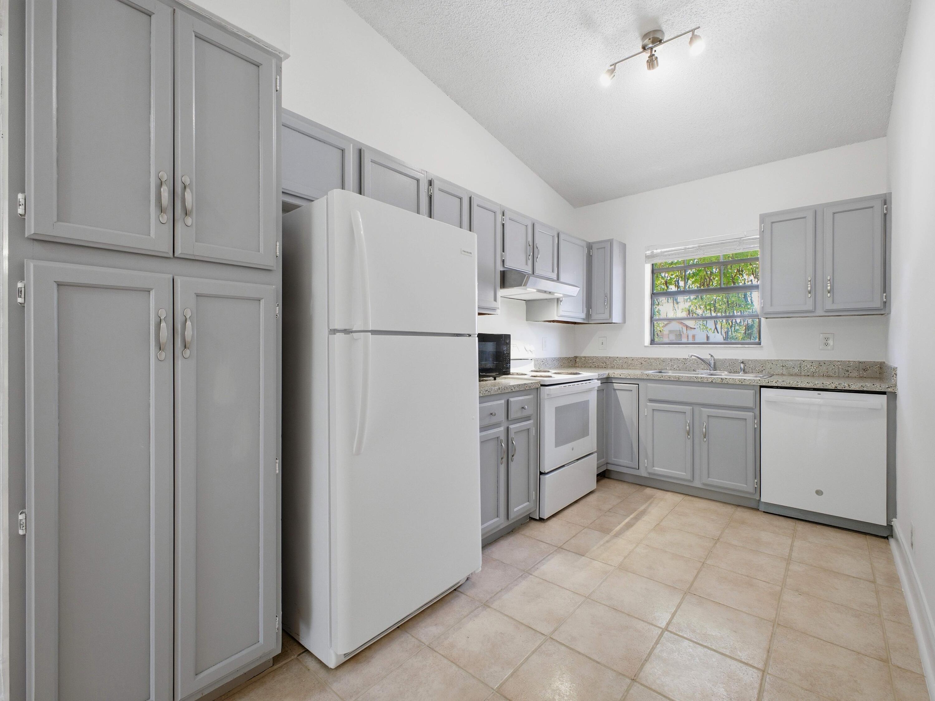 321 Norwood Terrace, Unit N221 Boca Raton, FL 33431 - Photo 1 of 36 Kitchen