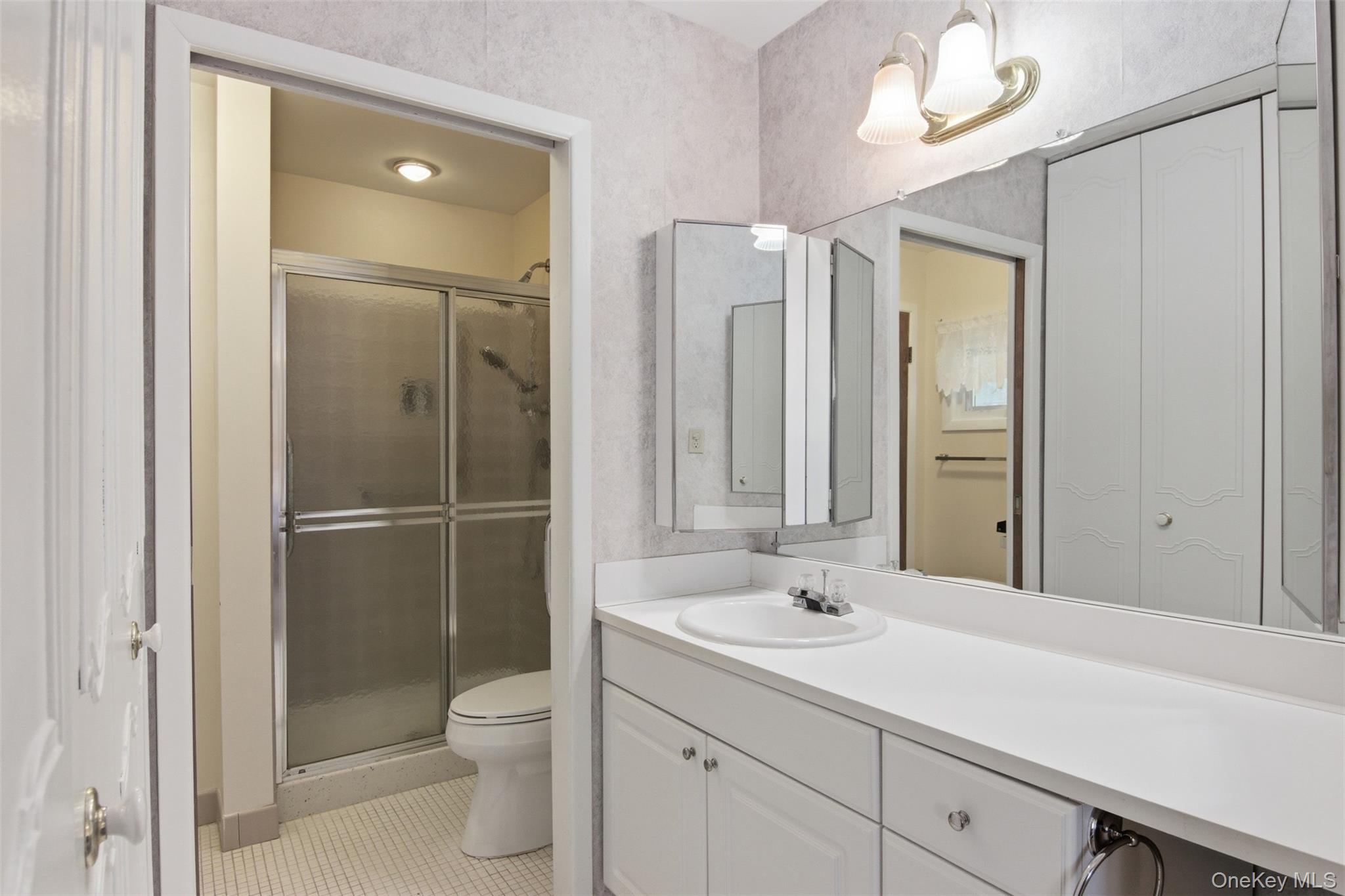 150 Eastbourne Court, Unit B Ridge, NY 11961 - Photo 21 of 33 primary ensuite