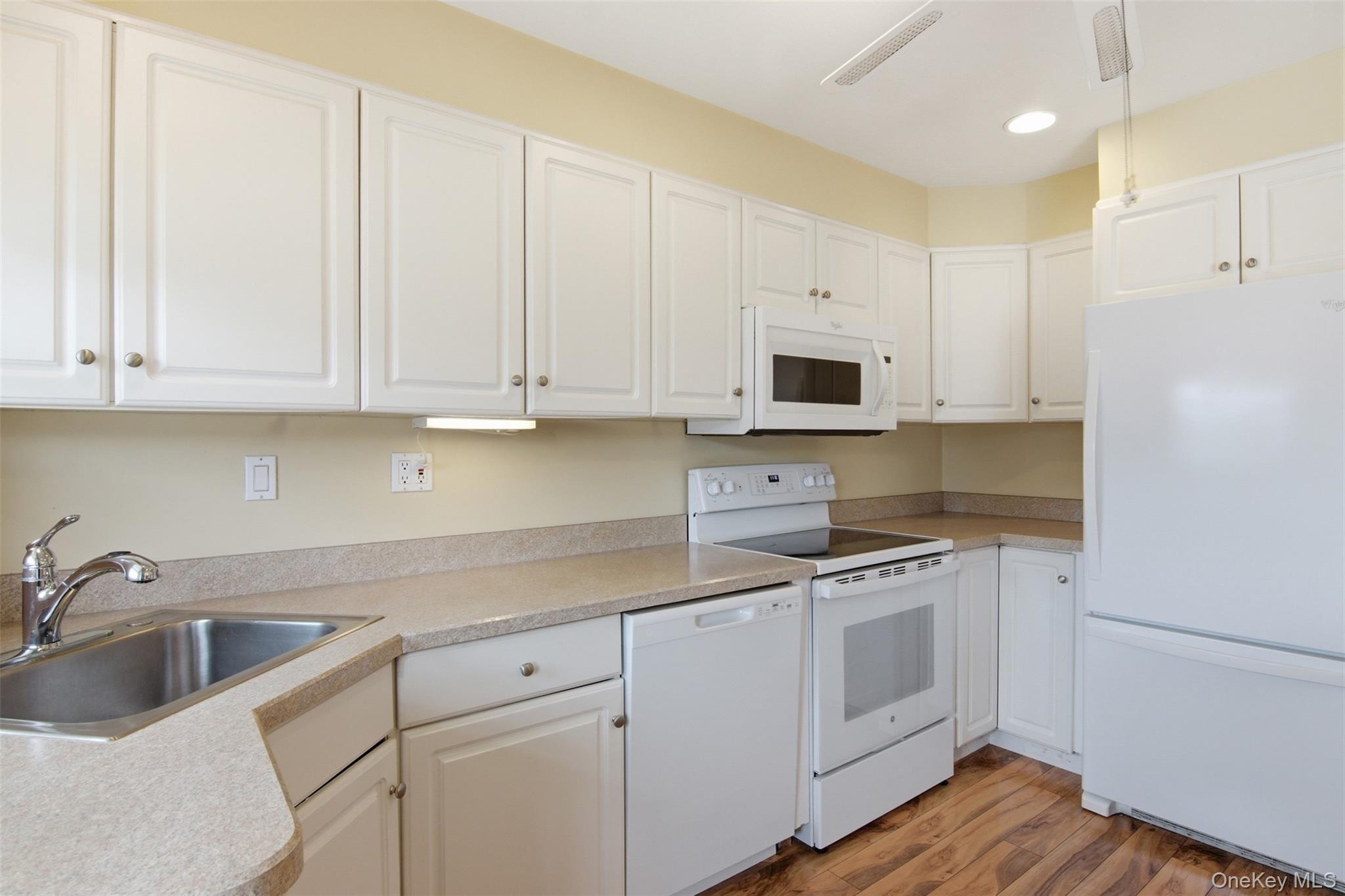 150 Eastbourne Court, Unit B Ridge, NY 11961 - Photo 9 of 33