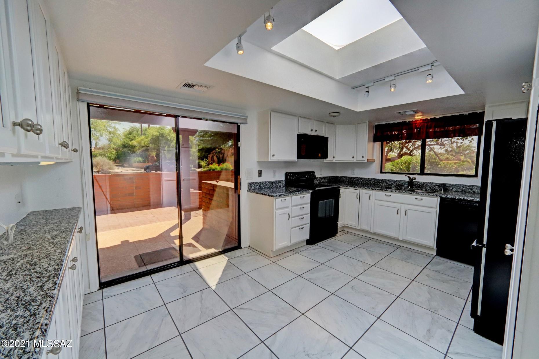 8449 North Coral Ridge Loop Tucson, AZ 85704 - Photo 4 of 36