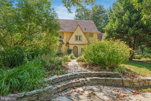 a view of a yard in front of house