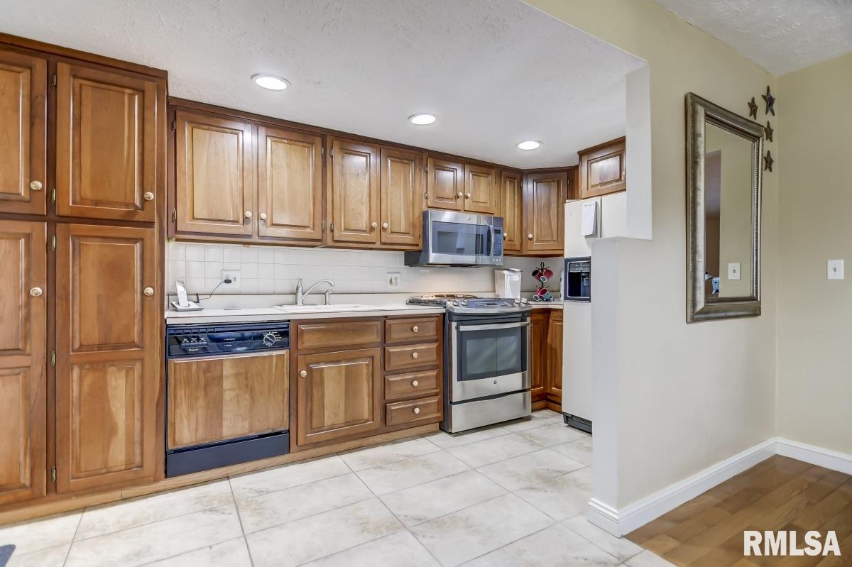 2429 Churchill Road Springfield, IL 62702 - Photo 7 of 30