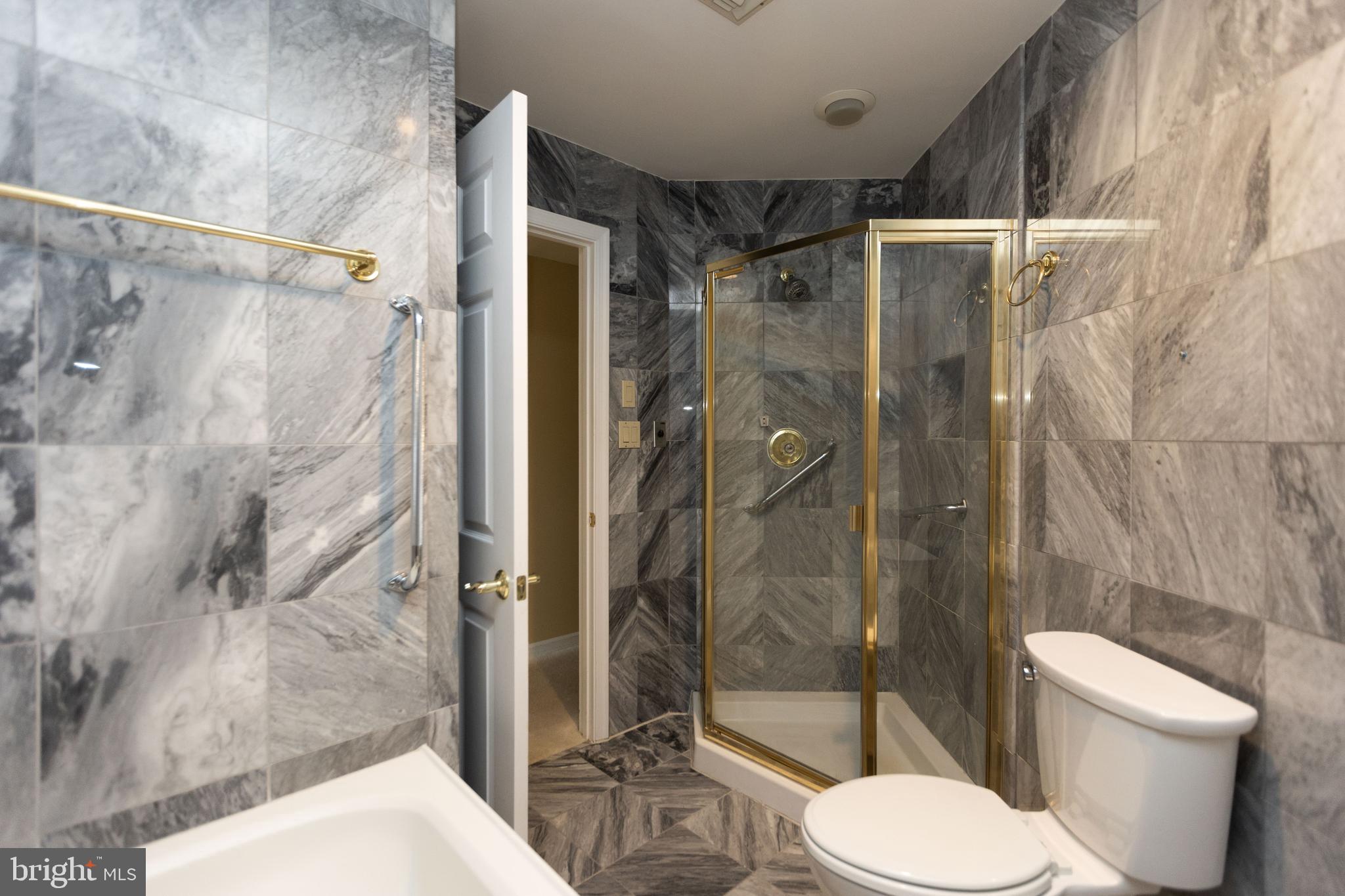 3801 Canterbury Road, Unit 816 Baltimore, MD 21218 - Photo 18 of 28 Primary bath