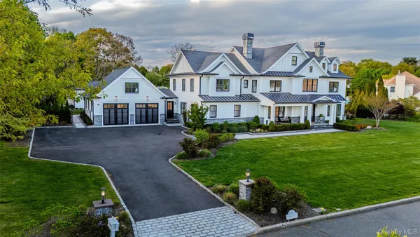 $4,295,000 | 5 Dupont Court, Dix Hills, NY 11746