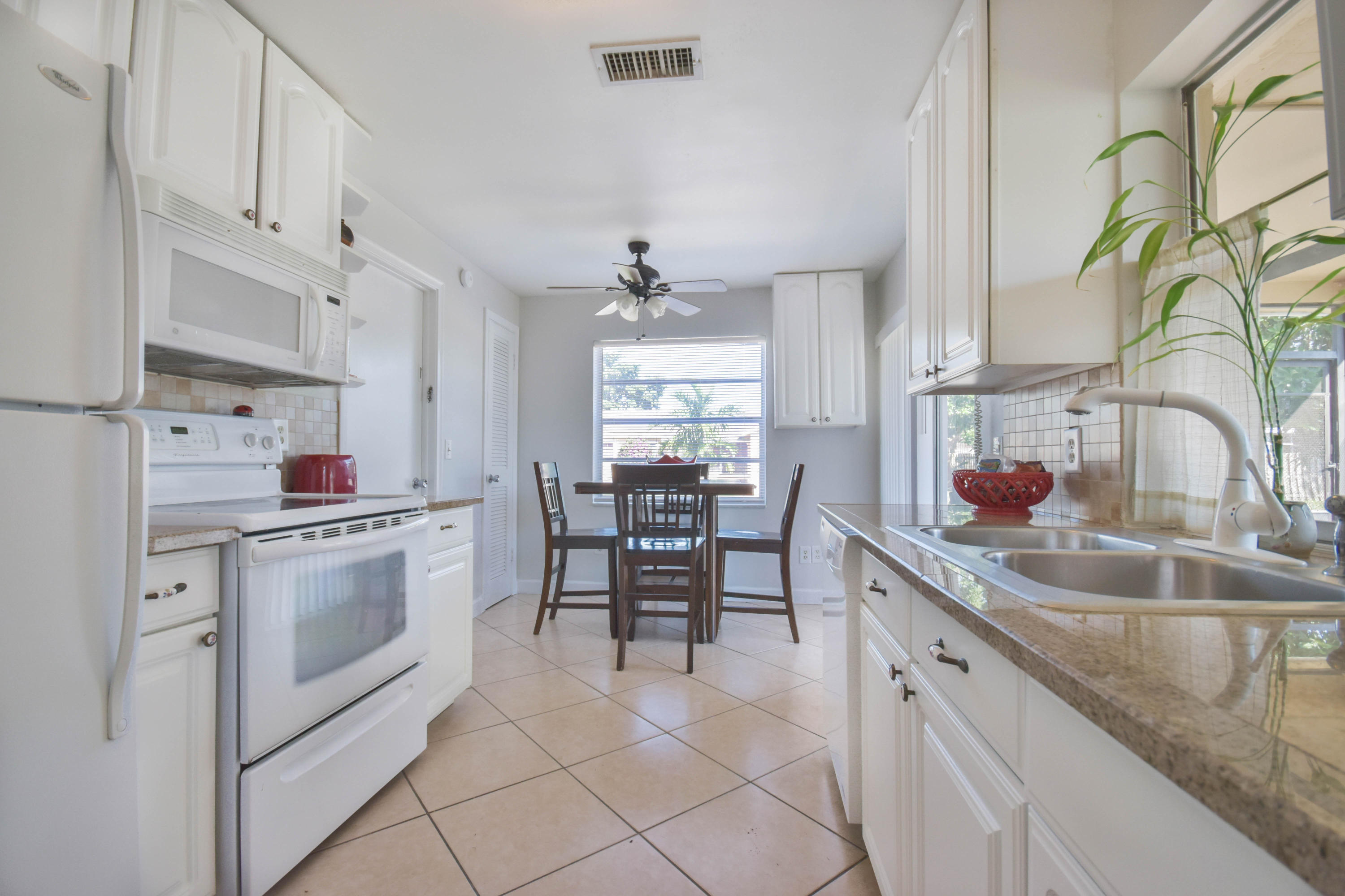 22706 Southwest 65th Terrace Boca Raton, FL 33428 - Photo 9 of 22 9-Kitchen