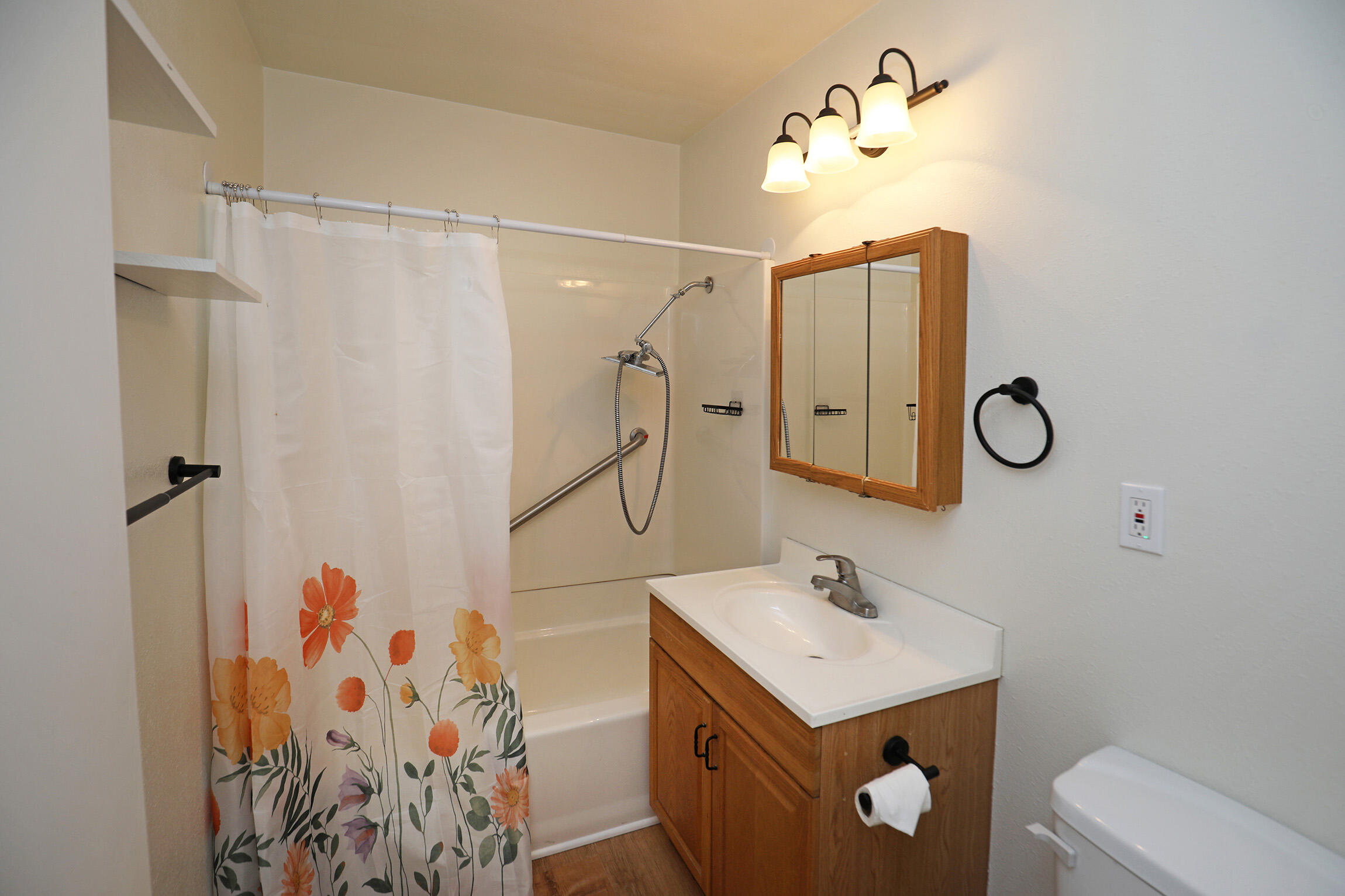 4873 Rhoads Avenue Goleta, CA 93111 - Photo 14 of 27 Hall Bath