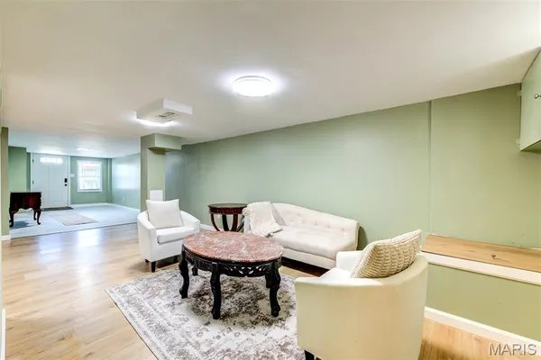$199,900 | 8370 Orchard Avenue, University City, MO 63132