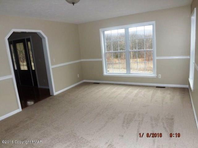 471 Cays Road Stroudsburg, PA 18360 - Photo 9 of 28 livingrm