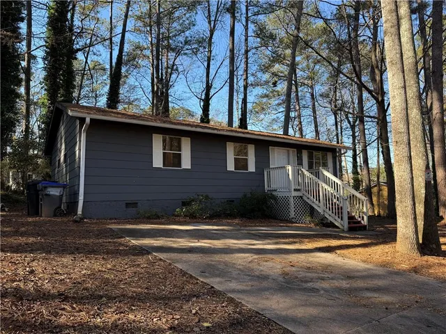 a view of a house with a yard